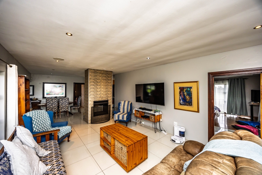 To Let 5 Bedroom Property for Rent in Cove Rock Eastern Cape